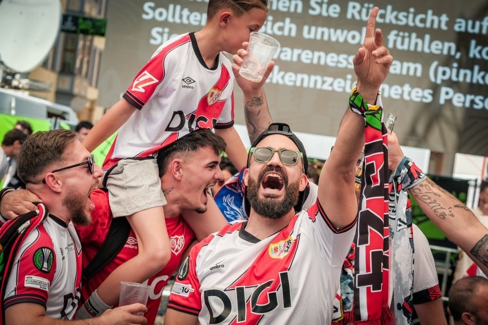 Die Rayo-Anhänger sind schon in absoluter Partystimmung.