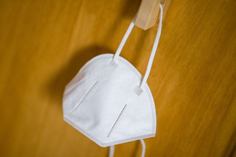 Unachtsam weggeworfene Schutzkleidung - wie FFP2-Masken - kann Tieren zum Verhängnis werden. (Symbolbild)
