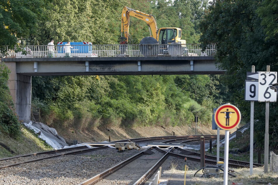 Zum Schutz der Gleisanlage sind Planen und Bretter ausgelegt.