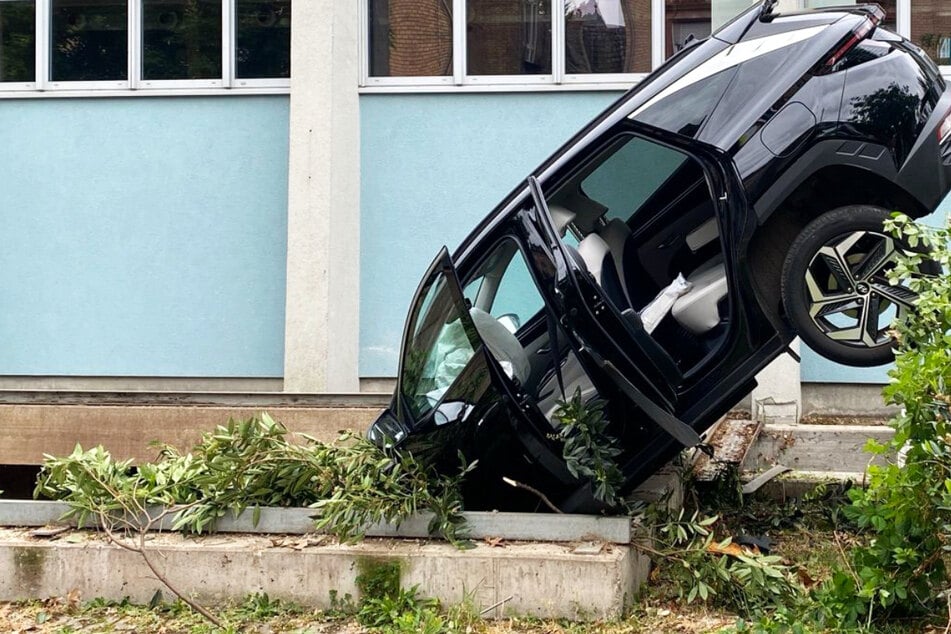 Spektakulärer Unfall in Landau in der Pfalz: Verwechselte eine 72‑jährige Autofahrerin Gas- und Bremspedal?