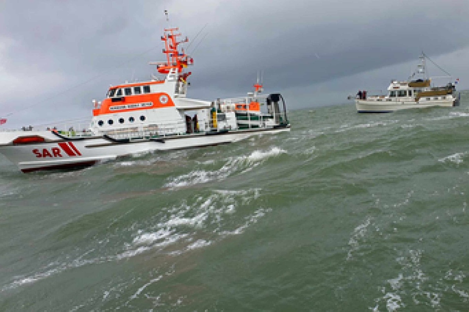 Akute Seenot! Retter befreien vor Wangerooge vier Menschen von Yacht