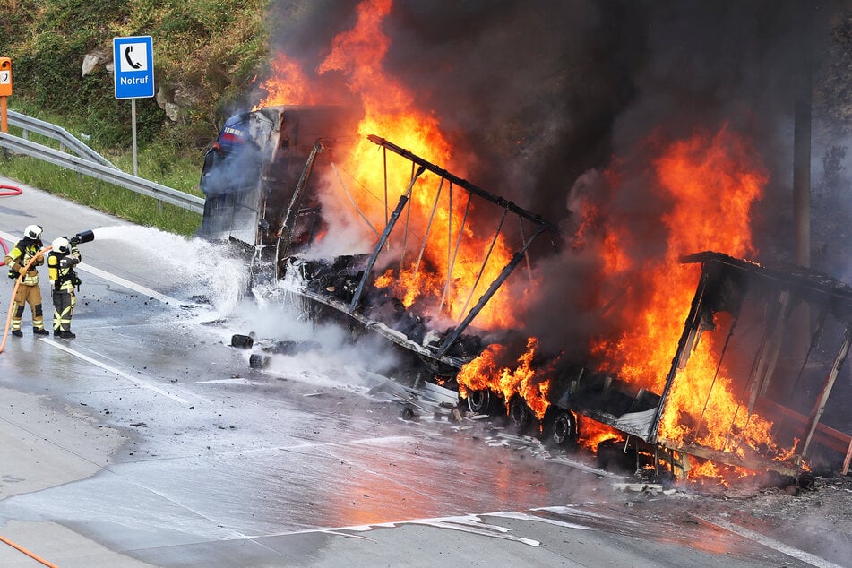 Unfall A17: Heftiges Feuer auf der A17 in Dresden: Lastwagen brennt lichterloh!