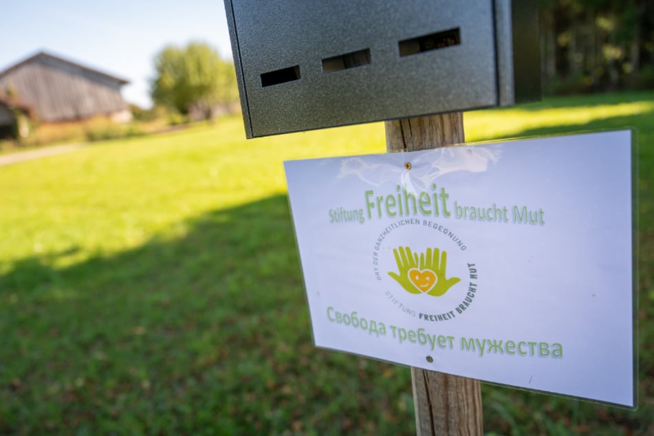 Ein Schild mit der Aufschrift "Stiftung Freiheit braucht Mut - Ort der ganzheitlichen Begegnung" hängt vor dem Gelände, auf dem sich die illegale Schule befand.
