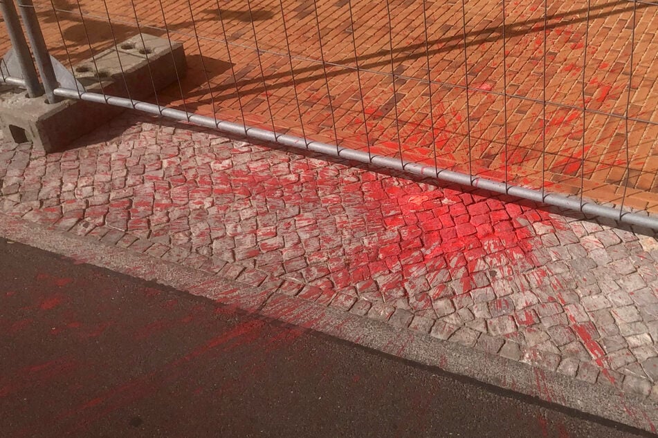 Kurz nach Eröffnung: Garnisonkirche mit roter Farbe beschmutzt