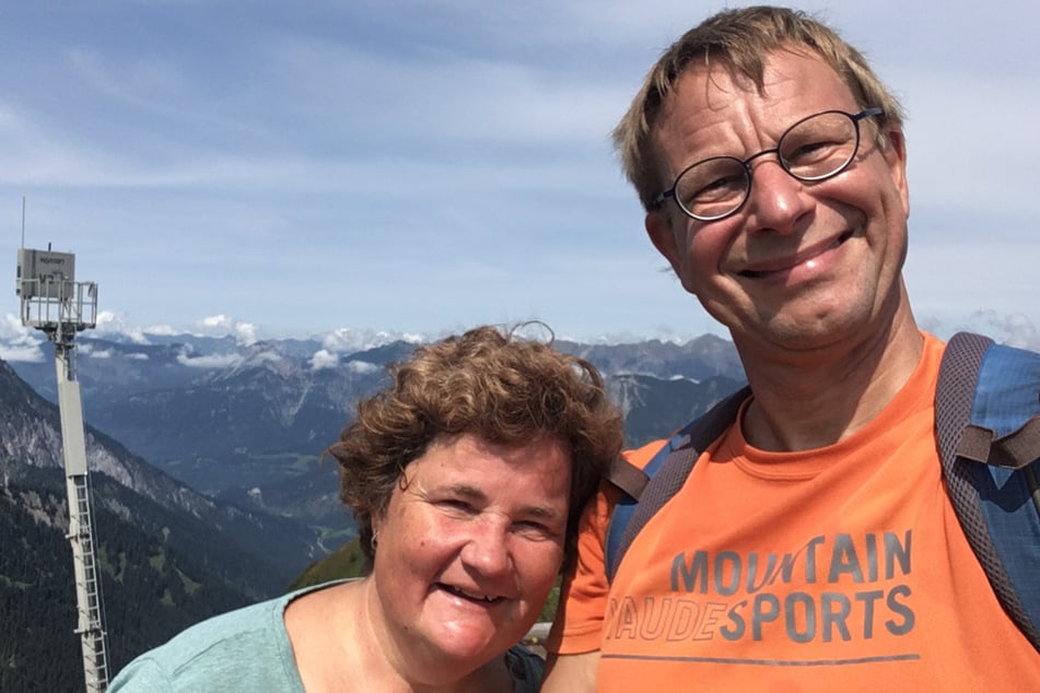Beate (53) und Rainer Specker (54) aus Tettnang in Baden-Württemberg wurden fast vom Sandstein-Arm getroffen.