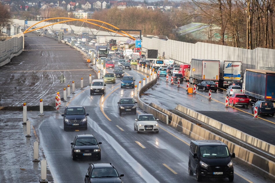 Insgesamt gibt es derzeit knapp 740 Baustellen auf den Autobahnen in Nordrhein-Westfalen.