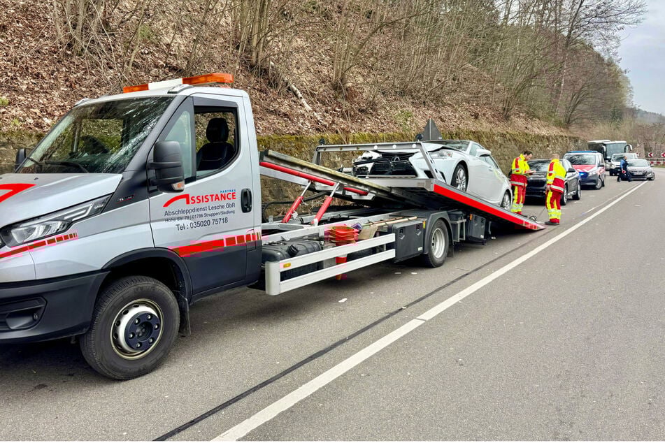 Zwei Fahrzeug-Insassen kamen ins Krankenhaus.