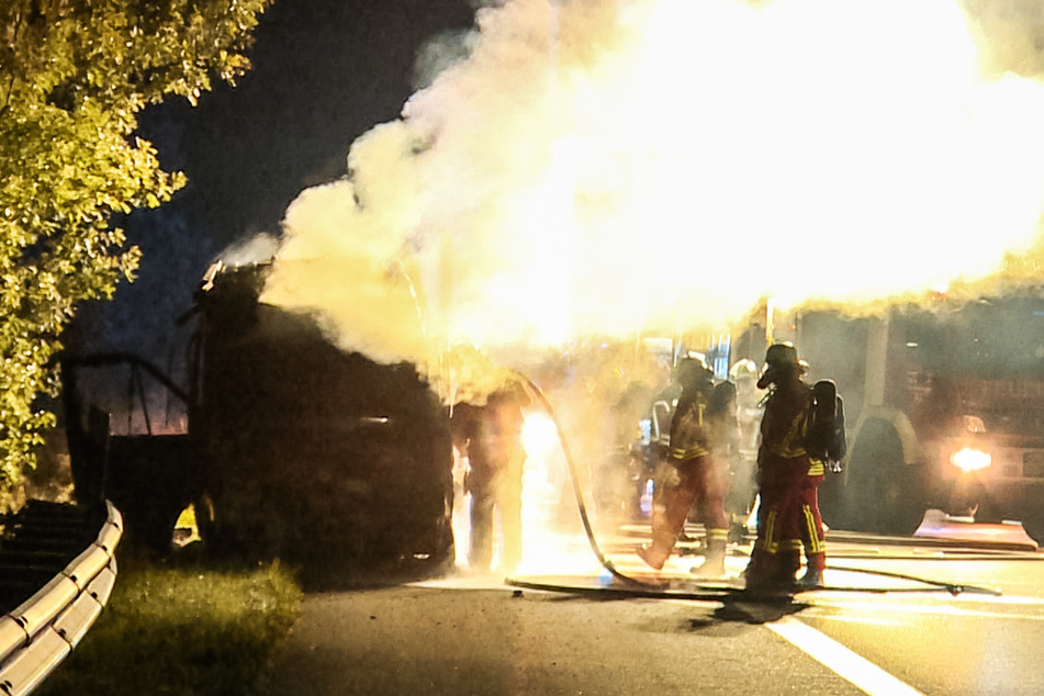 Unfall A1 Sprinter Geht In Flammen Auf Vater Und Sohn Im Wagen Tag24