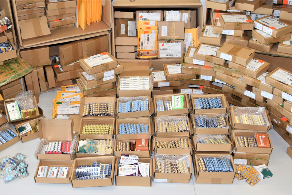 Zwei Münchner sollen containerweise illegale Medikamente über Asien in alle Welt geschickt haben.