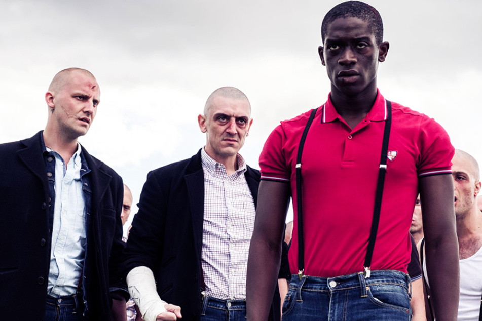 Enitan (vorne-rechts, Damson Idris) spielt die Hauptrolle im Drama "In My Skin". Er trat einer Skinhead-Gang bei.
