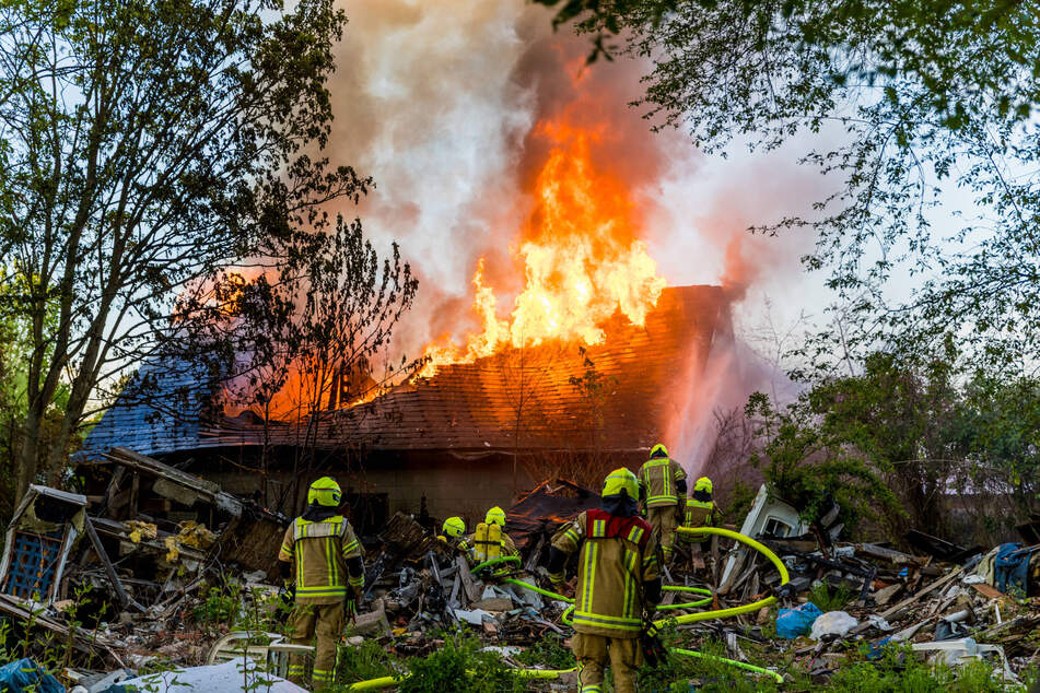Flammen schlagen aus dem durchgebrannten Dach.