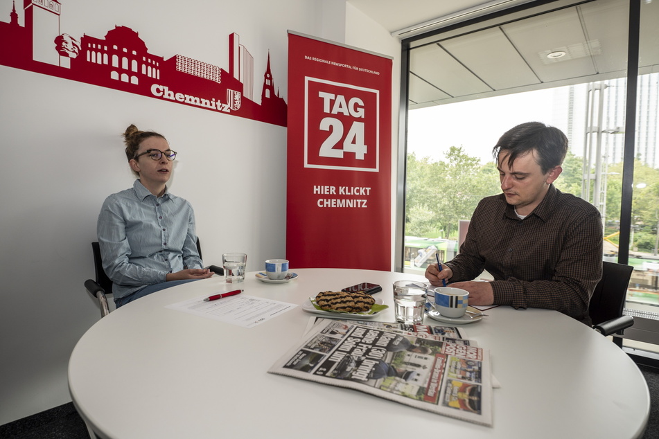 Redakteur Gabriel Schwab (r.) im Gespräch mit der Bundestagskandidatin der Grünen Karola Köpferl (31).