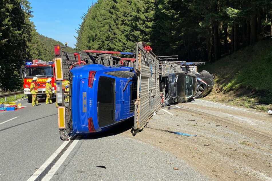 Der Autotransporter war ins Schleudern geraten und kippte zur Seite auf einen Motorradfahrer.