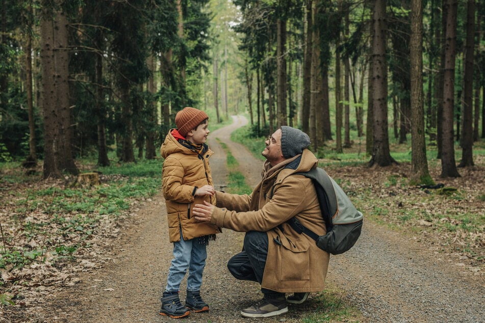 Vater und Sohn beim Spazieren im Wald. Die Zeit, die man im Wald verbringt, ist niemals verschenkt. (Symbolbild)