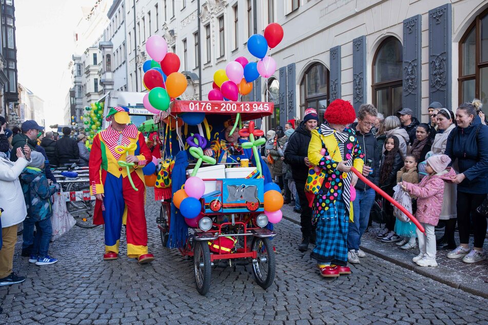 Traditionell ziehen die Feiernden mit Konfetti, Kamelle und eigenen Wagen durch die Innenstadt. (Archivbild)