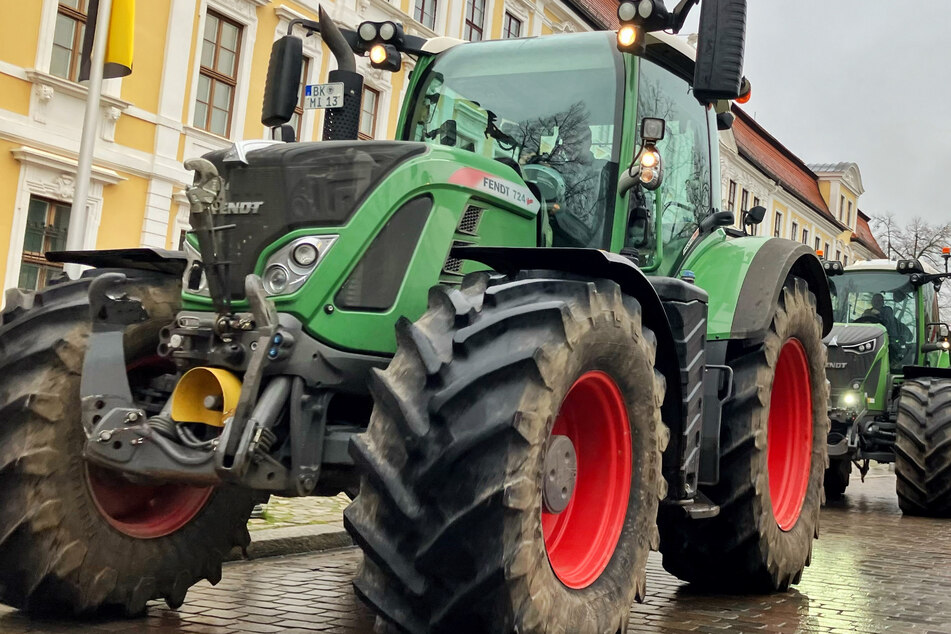 Während Landtag-Sitzung in Magdeburg: Landwirte demonstrieren mit Traktoren
