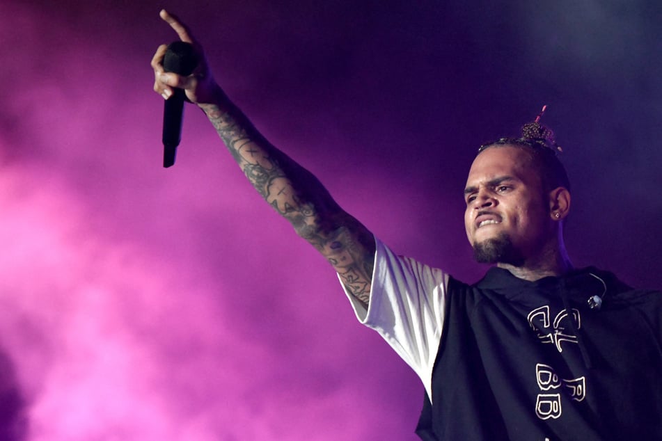 Berlin: Chris Brown wirft bei Lap-Dance Handy von Fan weg!
