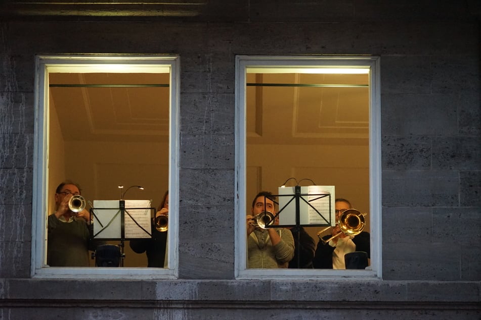 Traditionell wurde "#MÖSINGT - Lichter, Glanz &amp; Gloria" mit dem Trompetenspiel der Turmbläser vom Michel um 16 Uhr auf der Starbucks-Terrasse neben dem Mönckebergbrunnen eröffnet.