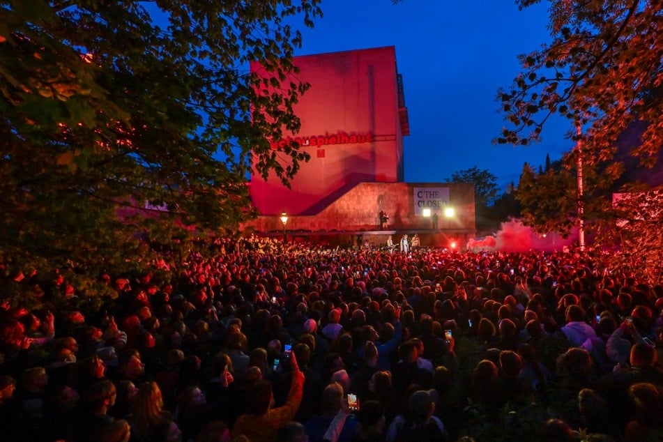 Vor dem aktuell leerstehenden Schauspielhaus gaben Kraftklub ein Spontan-Konzert.