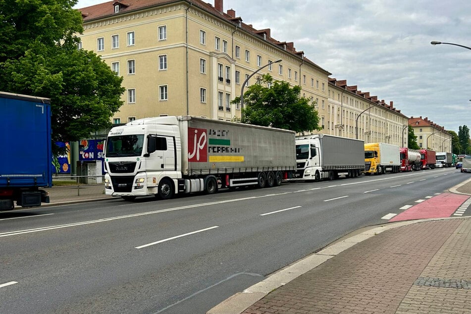 Unzählige Lkws müssen gezwungenermaßen über die Nürnberger Straße in Dresden fahren.