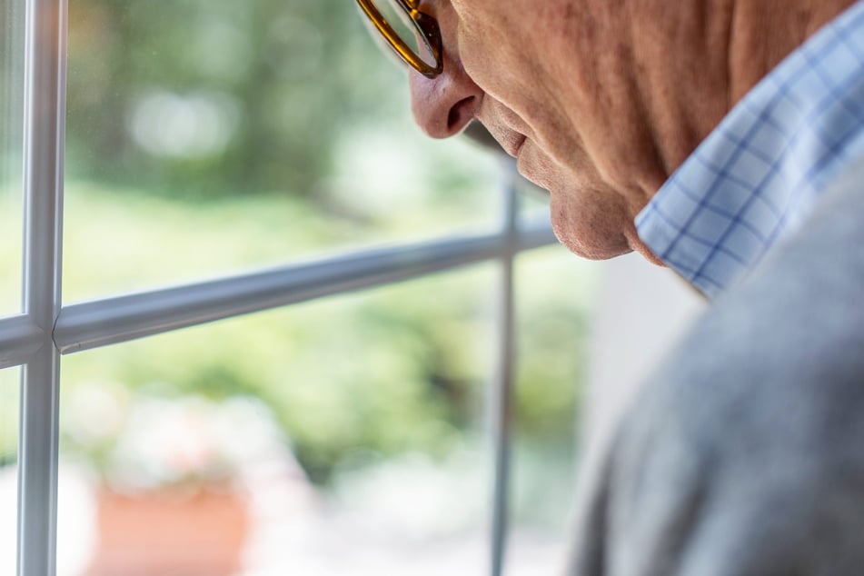 Zum Glück musste der 87-Jährige nicht bis zum Morgengrauen im Fensterspalt ausharren. (Symbolfoto)