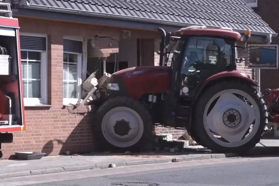 Der Traktor war ausgewichen und dabei in eine Hauswand gekracht.