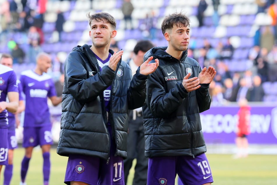 Tim Hoffmann (20, r.) bedankt sich mit Pascal Fallmann (21) bei den Fans.