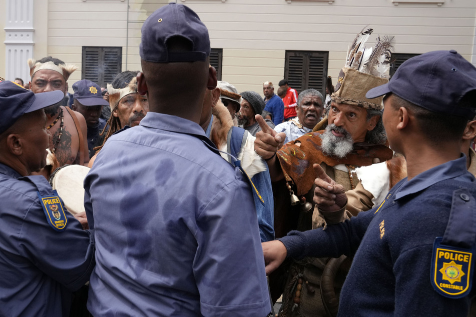 Khoisan-Demonstranten diskutieren aufgebracht mit der Polizei während des Besuchs.