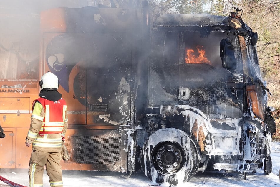 Als die Feuerwehr eintraf, stand der Laster bereits in Flammen.