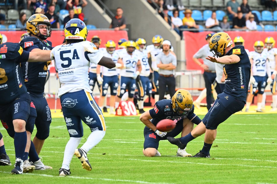 Alle Extrapunkte getroffen, den einen Field-Goal-Versuch nicht: Kicker Florian Finke (r.)
