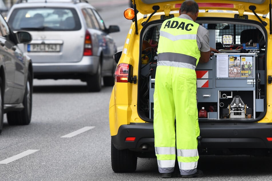 Auf der A2 wurde ein ADAC-Pannenhelfer (†38) getötet. Seine Familie hofft auf Spenden. (Symbolbild)