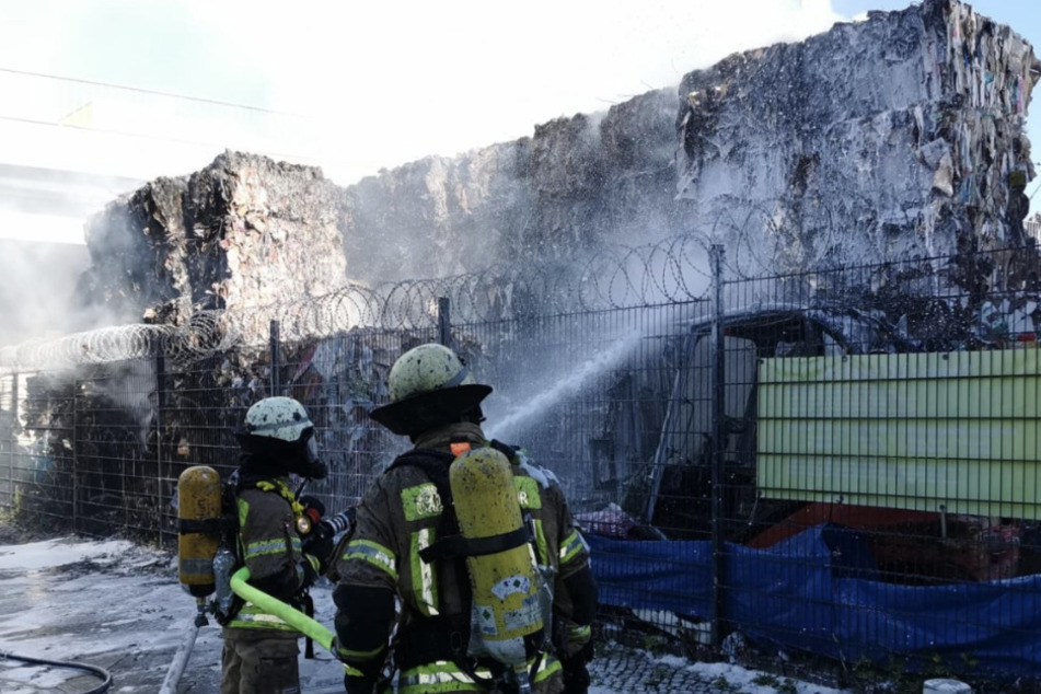 Stinkender Brand in Moabit: Recyclinganlage steht in Flammen