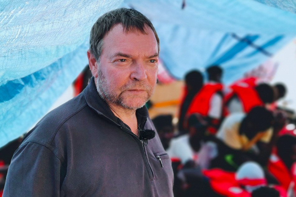 Kapitän Claus-Peter Reisch (60) im Jahr 2019 auf dem Deck des Rettungsschiffes "Eleonore".