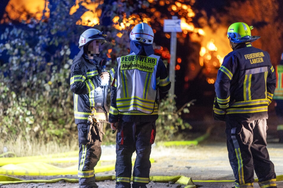 Tiere wurden bei dem Brand nicht verletzt, aber eine Ersthelferin und ein Feuerwehrmann erlitten jeweils leichte Verletzungen.