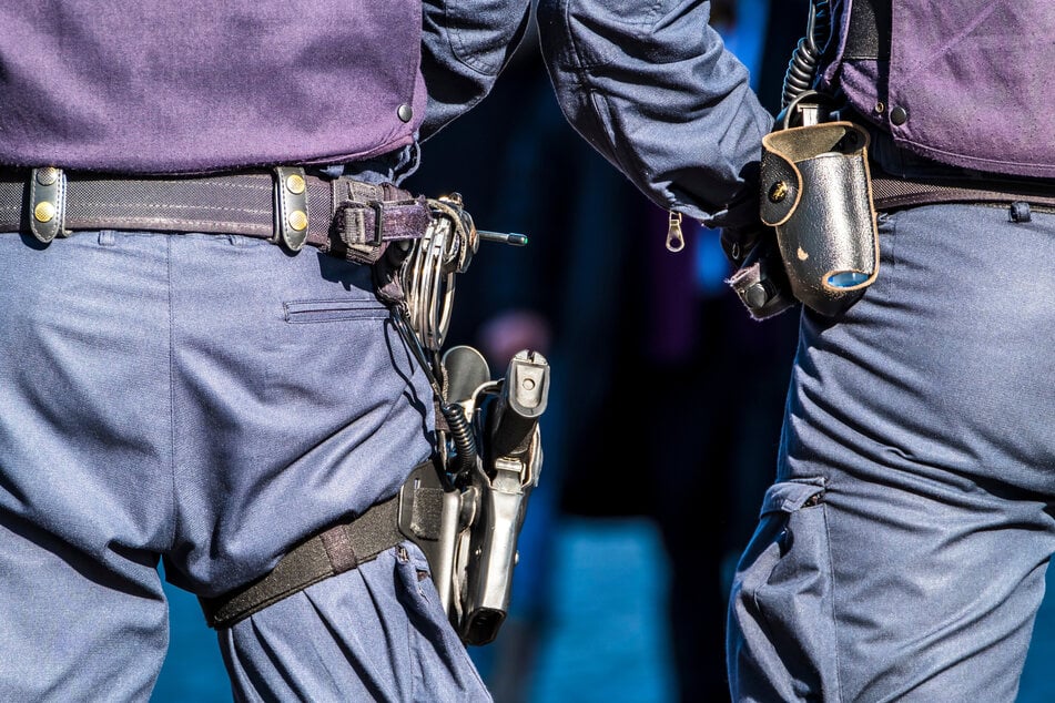 Ein Polizist ist am frühen Samstagmorgen in Dresden unvermittelt attackiert worden. (Symbolfoto)