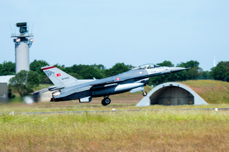 In Jagel sind während des Manövers zahlreiche Kampfjets wie diese F-16 der türkischen Luftwaffe stationiert.