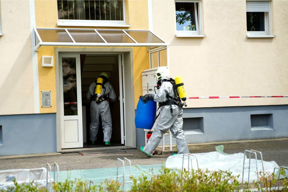 Am Donnerstagmorgen sollte eine Wohnung in Lauta zwangsgeräumt werden, doch dann wurde eine undefinierte Substanz entdeckt.