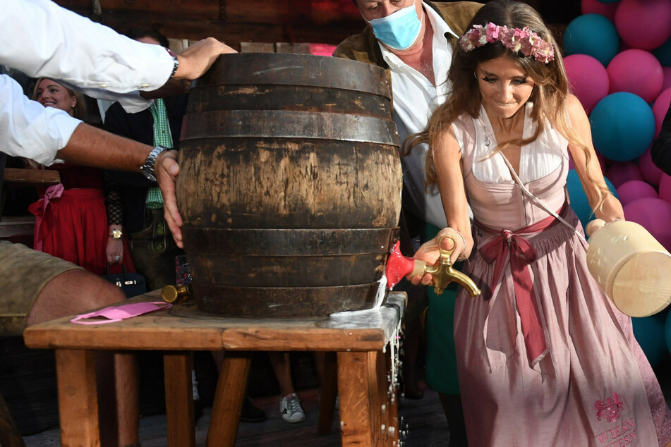 Cathy Hummels: O'zapft für den guten Zweck: Dirndl-Cathy eröffnet Charity-Event für Deutsche Depressionshilfe