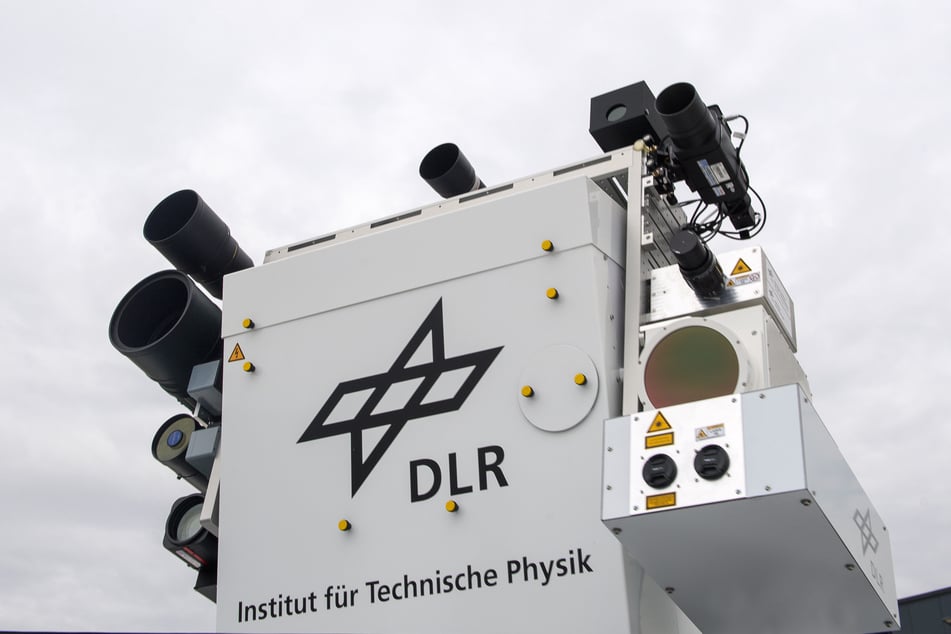 Ein Drohnenabwehrsystem wird bei der Eröffnung des Technologiezentrums für Drohnensicherheit präsentiert. Bis zu zehn Millionen Euro sollen in den kommenden Jahren in den Ausbau fließen.