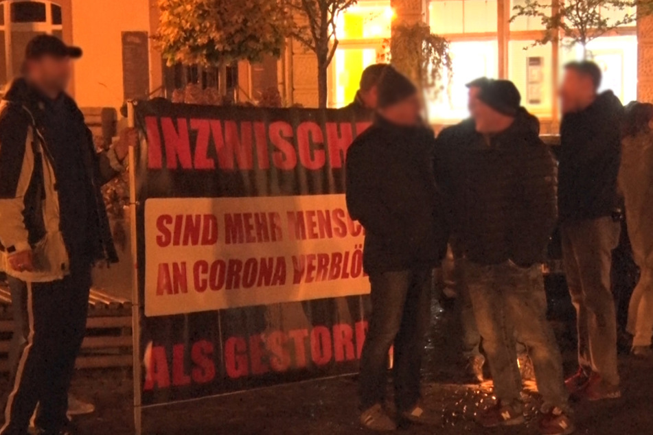 In Annaberg-Buchholz protestierten am Montagabend mehrere Personen gegen die Coronamaßnahmen.