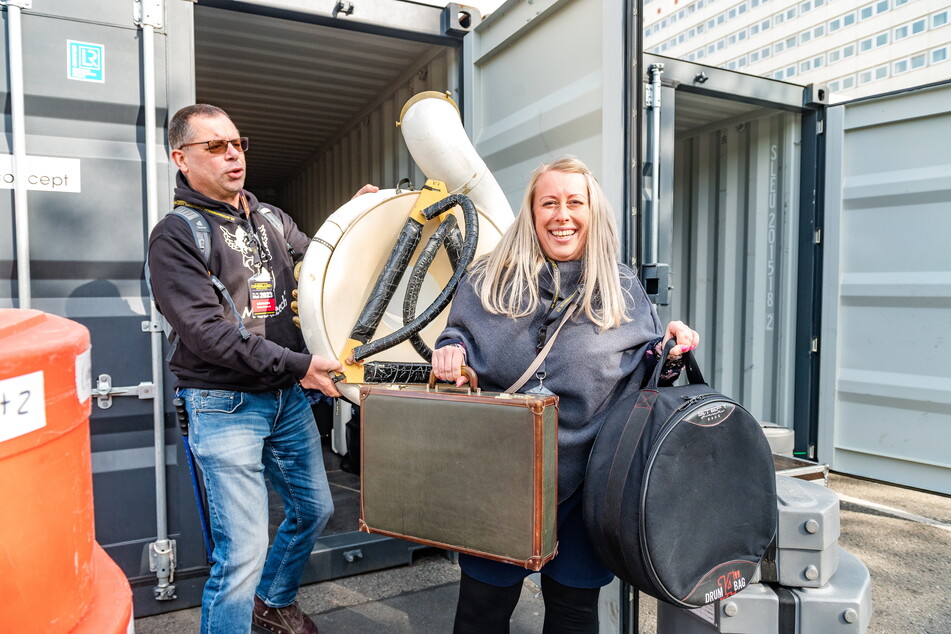 Sandra Seitz holt für die Musiker die großen Instrumente aus dem Container, die sie nicht mit ins Hotelzimmer schleppen wollen.