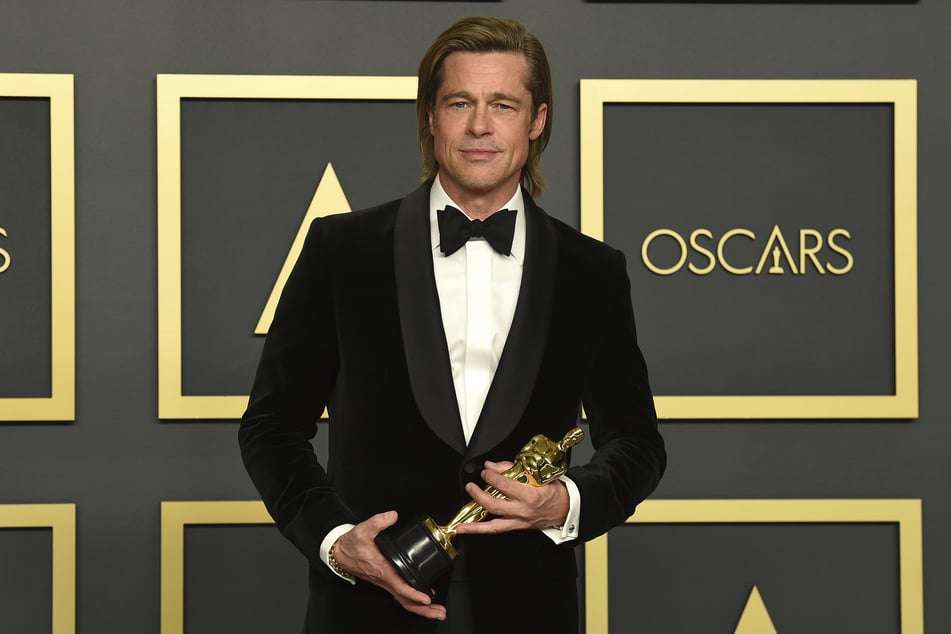 Brad Pitt (56) hält bei der 92. Verleihung der Academy Awards im Dolby Theatre den Oscar als bester Nebendarsteller.