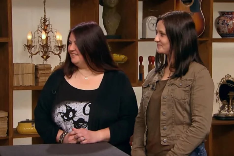 Die beiden Schwestern Tina und Jennifer wollen bei "Bares für Rares" einen Kellerfund zu Geld machen.