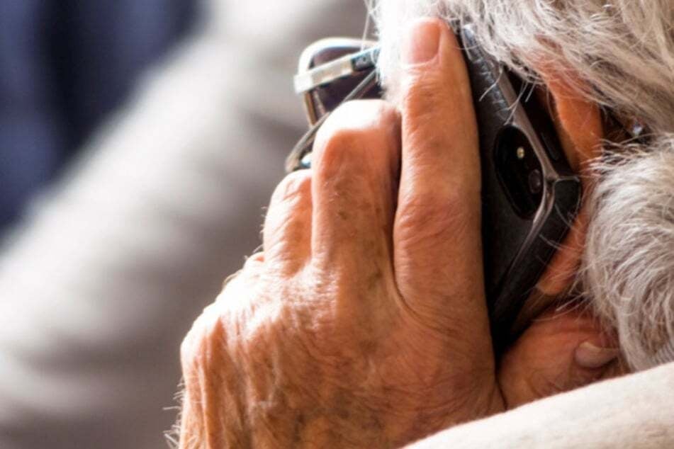 Eine 82-Jährige sollte an eine angebliche Kommissarin 45.000 Euro als Kaution für die Tochter übergeben. Der Schwindel flog auf. (Symbolfoto)