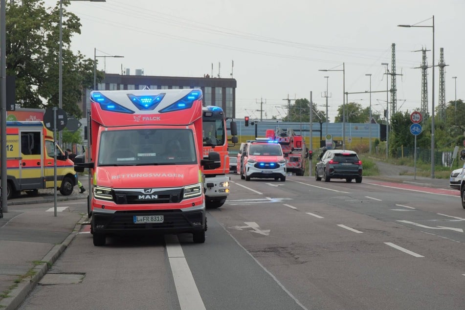Zwei Personen wurden dabei leicht verletzt. Sie wurden vorsorglich in ein Krankenhaus gebracht.