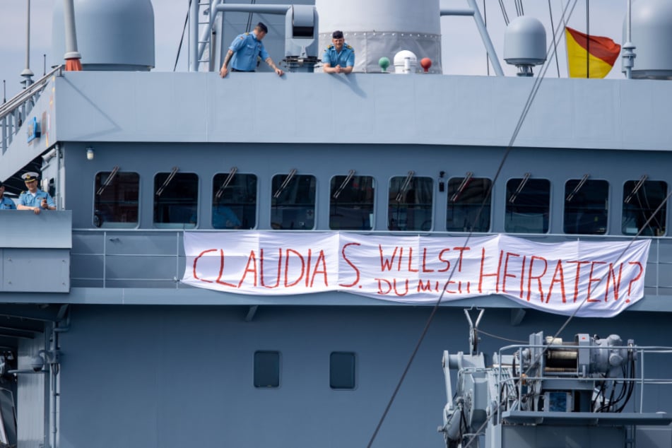 Kriegsschiff läuft mit romantischer Botschaft in Heimathafen ein