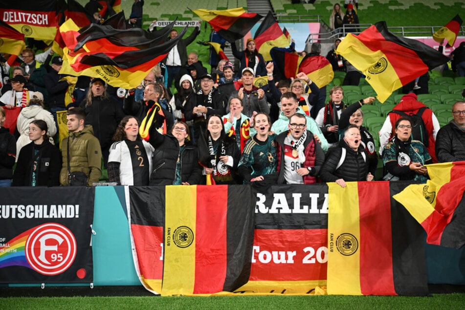 Fußballfans verfolgen in tollen Fan-Outfits die Spiele der Nationalmannschaft.