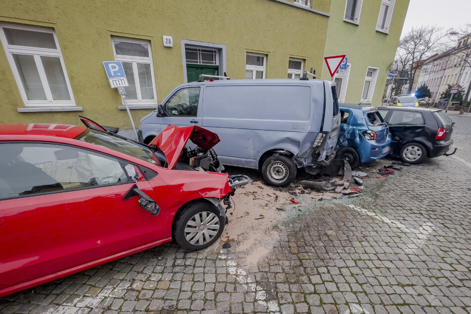 Totaler Kontrollverlust: Betrunkener VW-Fahrer rammt sieben Autos