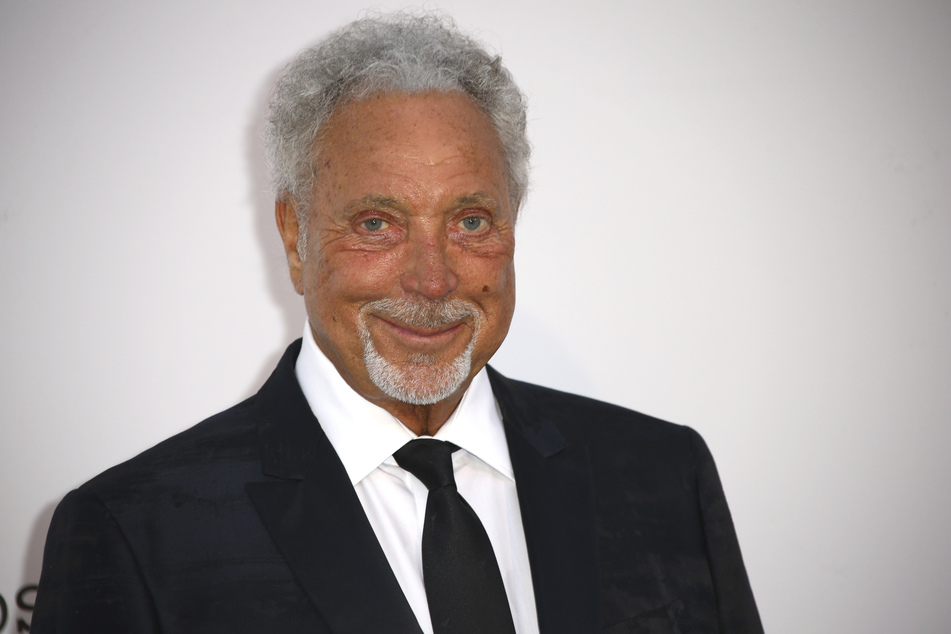 Tom Jones (80) hat eine Urne mit der Asche seiner verstorbenen Frau Linda in seiner neuen Wohnung stehen.