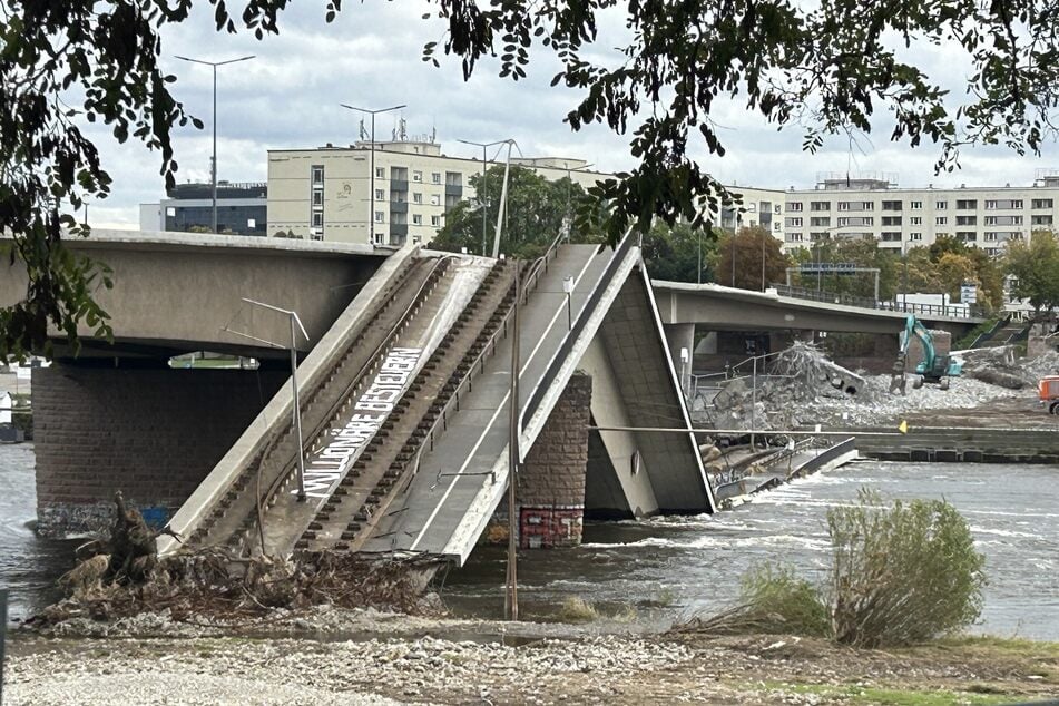 Der Schriftzug "Millionäre besteuern" ist auf dem eingestürzten Teil der Brücke zu sehen.